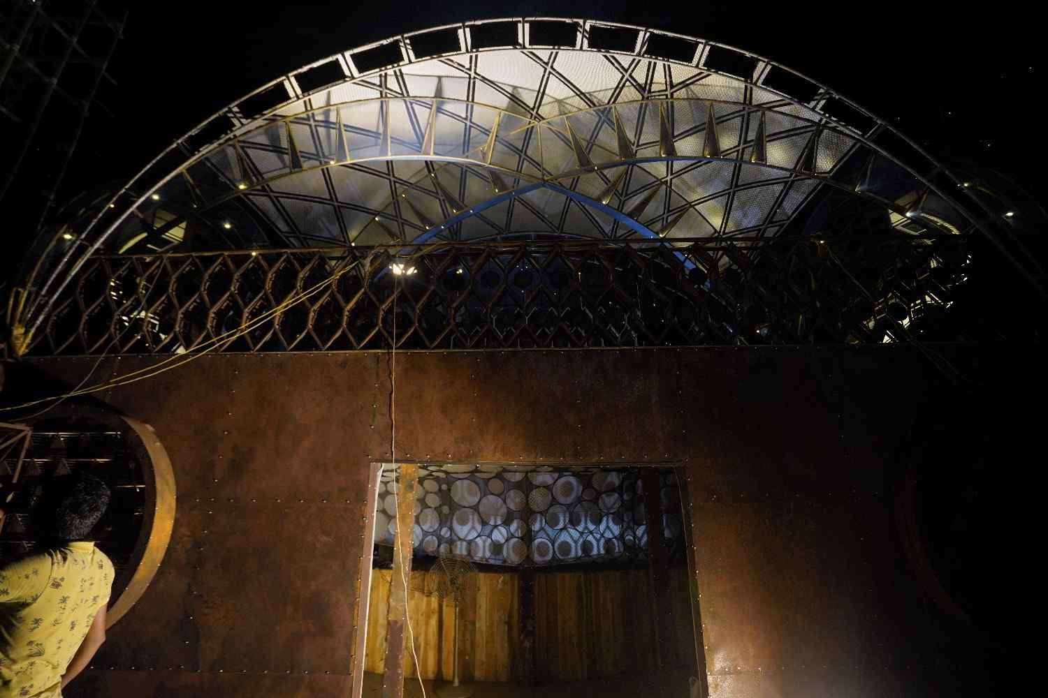 মহাকাশে যেমন অসংখ্য নক্ষত্র, গ্রহ, জ্যোতিষ্কের বিচরণ থাকে - একে বারে তারই প্রতিচ্ছবি ধরা পড়বে পুজোমণ্ডপের ভিতর।