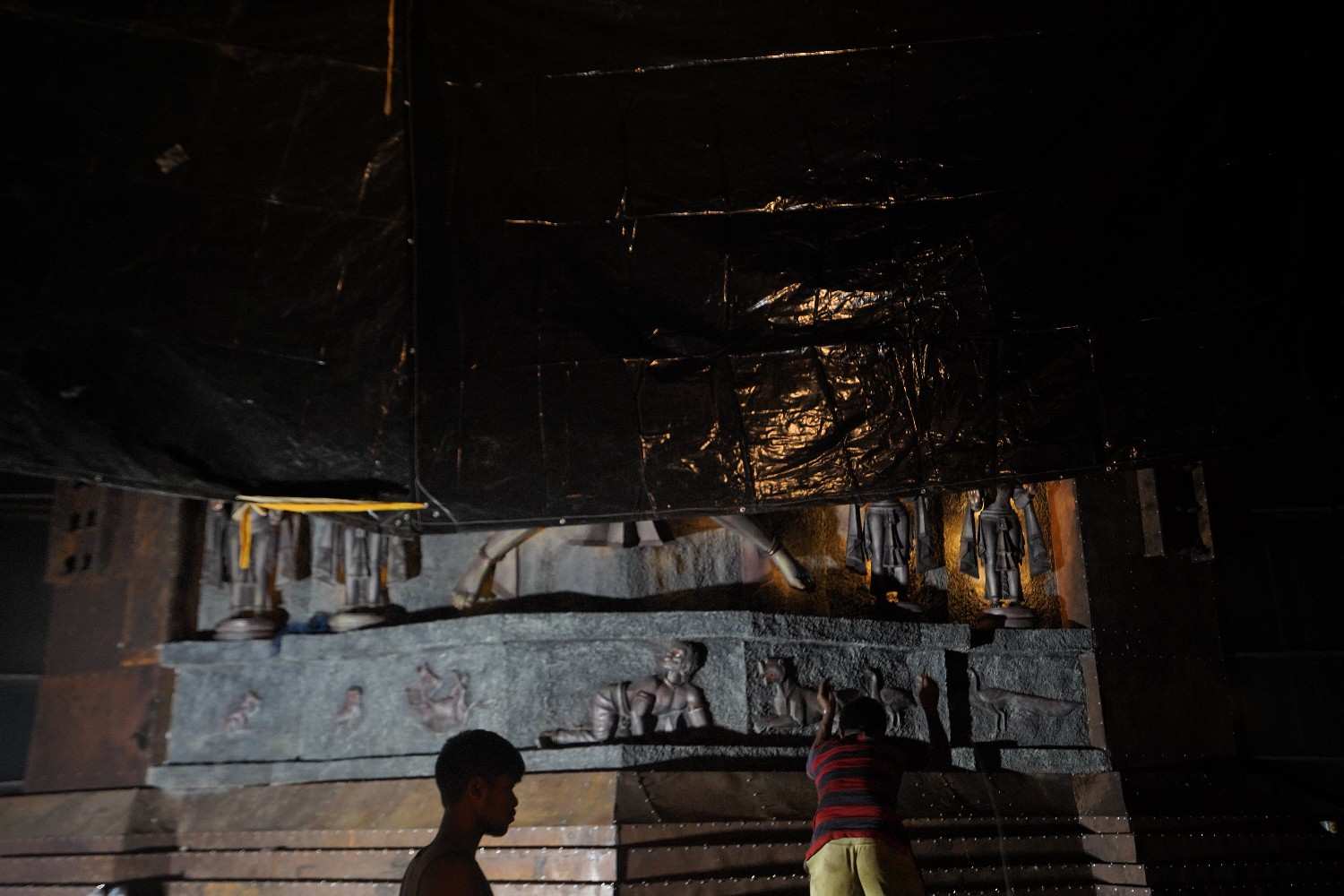 প্রতিমার অধিষ্ঠানের জন্য মূল মঞ্চ নির্মাণ করা হচ্ছে শিবলিঙ্গের অনুকরণে। 