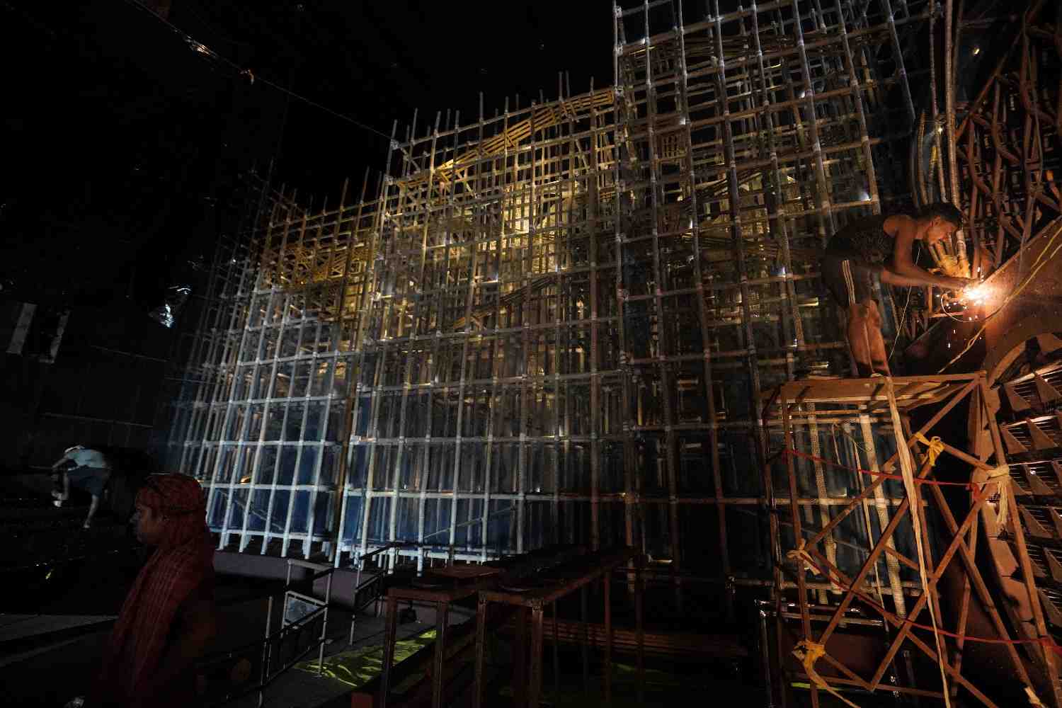 মণ্ডপ নির্মাণ করতে ব্যবহার করা হচ্ছে লোহা, বাঁশ, কাপড়, রং-সহ নানা সামগ্রী।  (এই প্রতিবেদনটি ‘আনন্দ উৎসব’ ফিচারের একটি অংশ।)