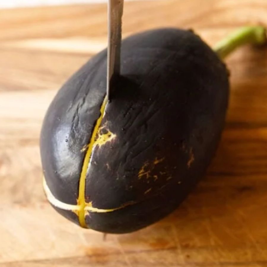 রন্ধনপ্রণালী  ১.  প্রথমে বেগুনগুলি ভাল করে ধুয়ে লম্বালম্বি ভাবে চার টুকরো করে কেটে নিন। তবে বেগুনের বোঁটা বা গোড়ার দিকটি যেন জোড়া থাকে। এর পরে সামান্য নুন ও হলুদ মাখিয়ে রাখুন।