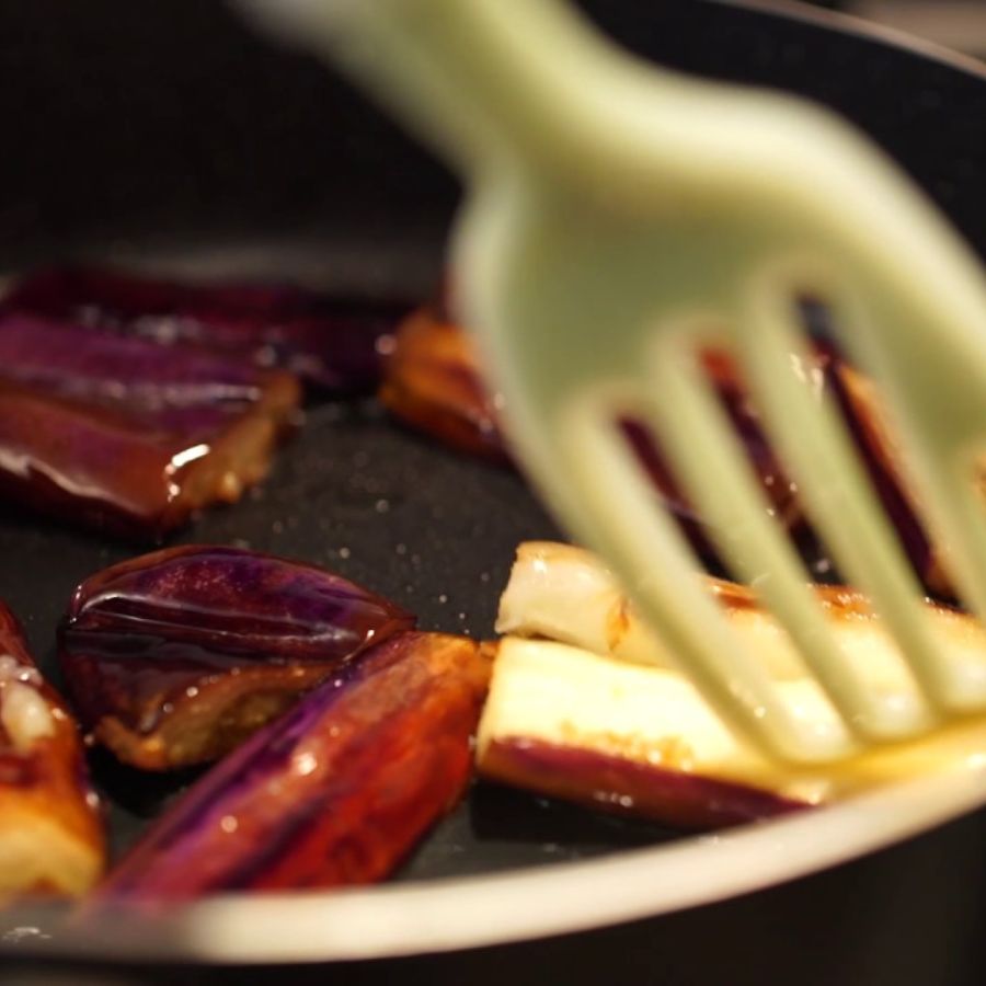  ২.  এ বার কড়ায় তেল গরম করে মাঝারি আঁচে বেগুনগুলি সোনালি হওয়া পর্যন্ত হালকা ভেজে তুলে রাখুন। খুব বেশি ভাজবেন না। কারণ, তাতে বেগুন নরম হয়ে যাবে।