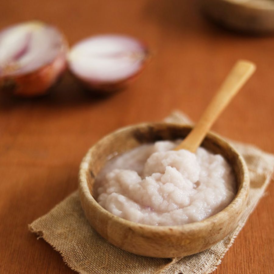 ৩.  কড়ায় বাকি তেলে গোটা গরম মশলা, শুকনো লঙ্কা এবং পেঁয়াজ বাটা দিয়ে দিন। পেঁয়াজ হালকা বাদামি হওয়া পর্যন্ত ভাজুন।