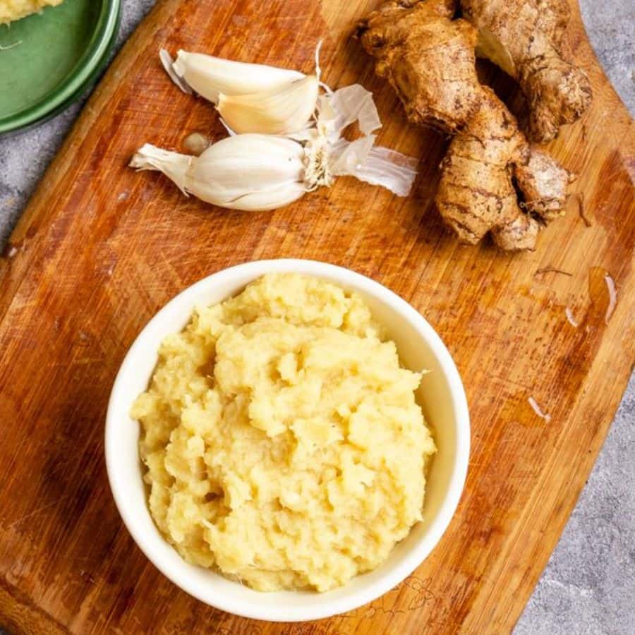 ৪.  এর পরে আদা-রসুন বাটা দিয়ে ১ মিনিট কষিয়ে নিন। এ বার ধনে, জিরে ও হলুদ গুঁড়ো এবং সামান্য জল দিয়ে মশলা ভাল করে কষান, যত ক্ষণ না তেল উপরে উঠে আসছে।