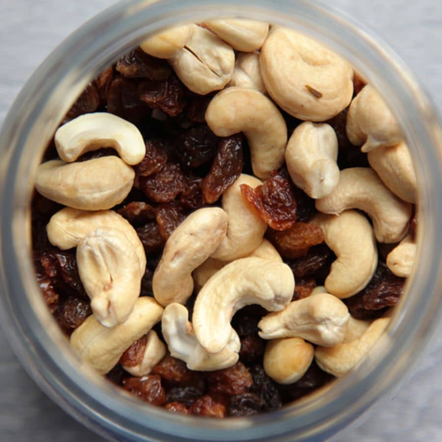 ৬.  এ বার মিশিয়ে দিন কাজুবাদাম ও কিশমিশ বাটা (সামান্য জল দিয়ে বেটে নিন) এই পর্যায়ে গোলাপ জল এবং গরমমশলা গুঁড়ো যোগ করুন। এতে কোরমায় সুন্দর স্বাদ-গন্ধ আসবে।