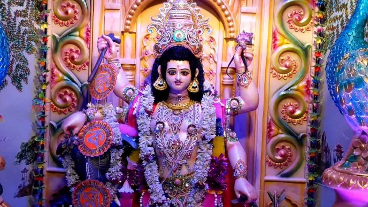 ৯। যাঁর চার হাতে যন্ত্রপাতি। তিনি বসে আছেন হাতির পিঠে। 