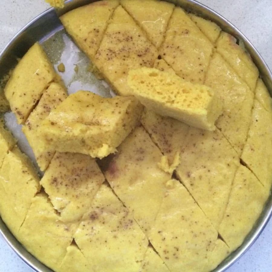 ৬। এ বার একটি বড় থালায় সামান্য তেল মাখিয়ে তার উপর মিশ্রণটি রাখুন। সেটিকে হাত দিয়ে চাপ দিয়ে একটু সমান করেই ছুরি দিয়ে হিরে আকৃতির কেটে নিন। সেগুলি ঠান্ডা হয়ে আসলে কড়াইতে তেল দিয়ে ডুবন্ত তেলে ভেজে নিন। 