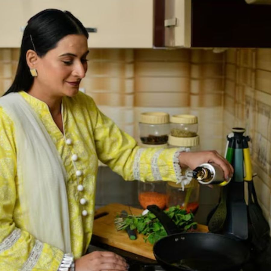 ১। পুজোর দিনে বাড়িতে অতিথিদের আনাগোনা তো চলবেই। তবে এই আগমন বার্তা যদি এক দিন আগে পান, তা হলেও মাছ-মাংস দিয়ে পরিস্থিতি সামাল দেওয়া সম্ভব। কিন্তু নিরামিষ দিনে কী করবেন? 