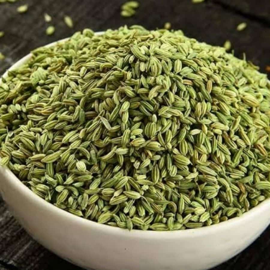 ৩। উপকরণ: ২০০ গ্রাম ছোলা, আদা, কাঁচা লঙ্কা, আধ চা চামচ জিরে গুঁড়ো, আধ চা চামচ হলুদ গুঁড়ো, স্বাদমতো নুন, সরষের তেল, ঘি, টমেটো কুঁচি, হলুদ গুঁড়ো, ধনে গুঁড়ো, কাশ্মীরি লঙ্কার গুঁড়ো, আধ চা চামচ গরম মশলা, তেজ পাতা, এলাচ, দারচিনি, লবঙ্গ, মৌরি, হিং  