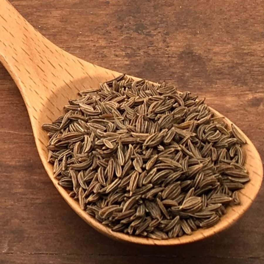 ৫। অন্য দিকে একটি কড়াইতে দিন দুই টেবিল চামচ সরষের তেল। গরম হয়ে আসলে তাতে যোগ করুন জিরে ফোড়ন। তাতে ছোলা বাটার মিশ্রণ, সঙ্গে হলুদ ও সামান্য নুন দিয়ে জল শুকিয়ে যাওয়া পর্যন্ত নাড়তে থাকুন। 