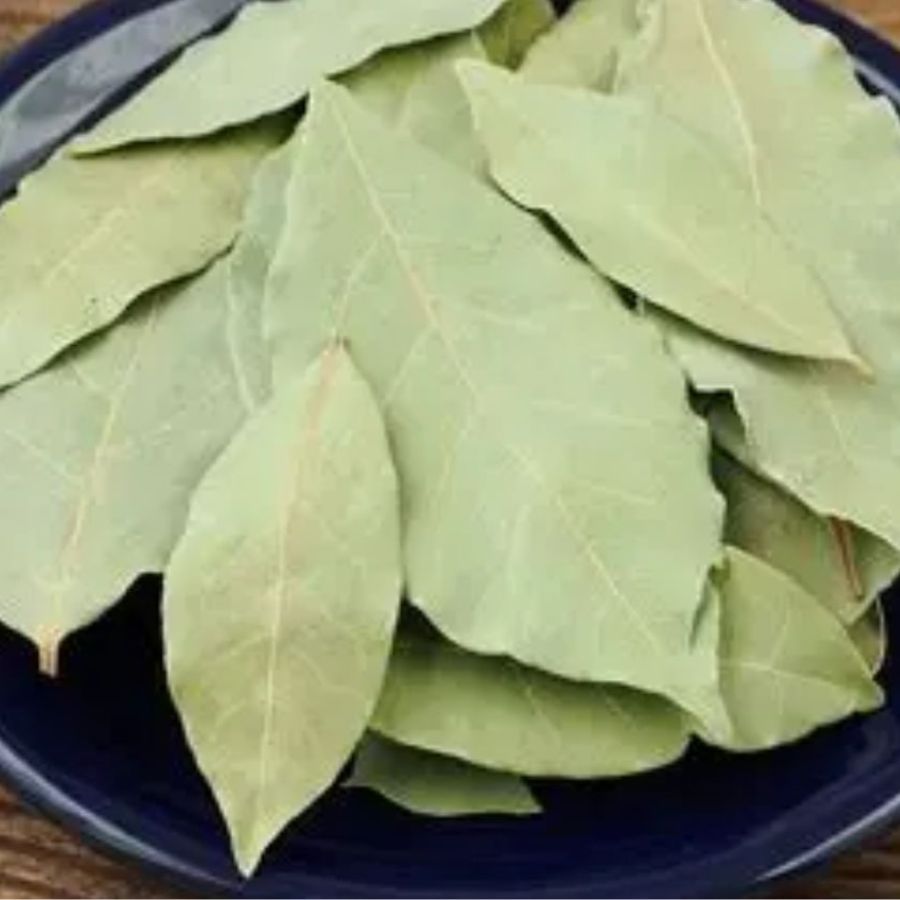 ৭।  আবার একটি কড়াইতে সামান্য ঘি দিন। তাতে মিশিয়ে নিন দু’টি তেজপাতা, লবঙ্গ, দারচিনি, এলাচ, মৌরি ও হিং ফোড়ন। গন্ধ ছাড়তে শুরু করলে তাতে আদা দিয়ে কিছু ক্ষণ নাড়তে থাকুন। 