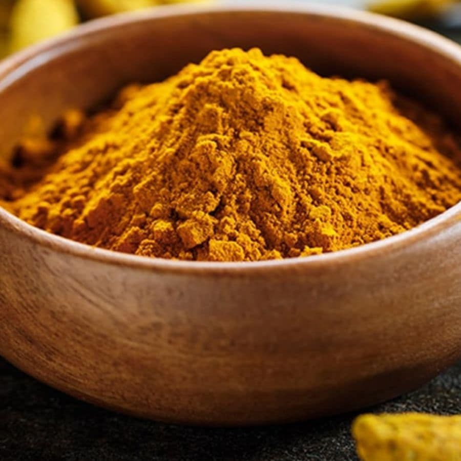 ৮। এ বার এক এক করে টমেটো, জিরে-হলুদ গুঁড়ো, ধনে গুঁড়ো, লাল লঙ্কার গুঁড়ো ও কাশ্মীরি লঙ্কার গুঁড়ো মিশিয়ে নিন। সামান্য জল দিন। আর টমেটোটি মাখোমাখো না হওয়া পর্যন্ত অপেক্ষা করুন। উপর থেকে ছড়িয়ে দিন স্বাদ মতো নুন। 