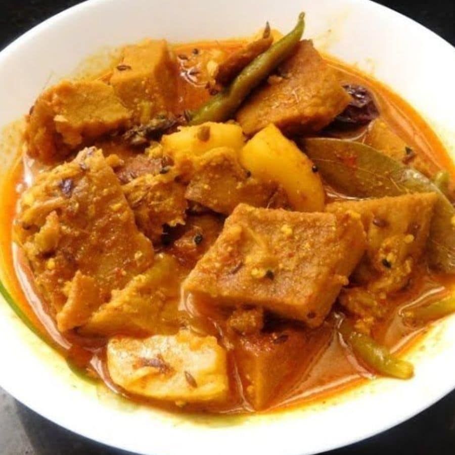 ৯। এ বার তাতে গরম জল মিশিয়ে ঢাকা দিয়ে মিনিট পাঁচেক মাঝারি আঁচে রান্না করুন। এ বার ঢাকা সরিয়ে তাতে ধোঁকাগুলি এক এক করে দিয়ে ফের ঢাকা দিয়ে মিনিট দশেক অল্প আঁচে রান্না হতে দিন। একদম শেষ মুহুর্তে ঢাকা সরিয়ে গরম মশলা ও চিনি দিয়ে ভাল করে নাড়িয়ে নিয়ে আঁচ বন্ধ করে দিন। 