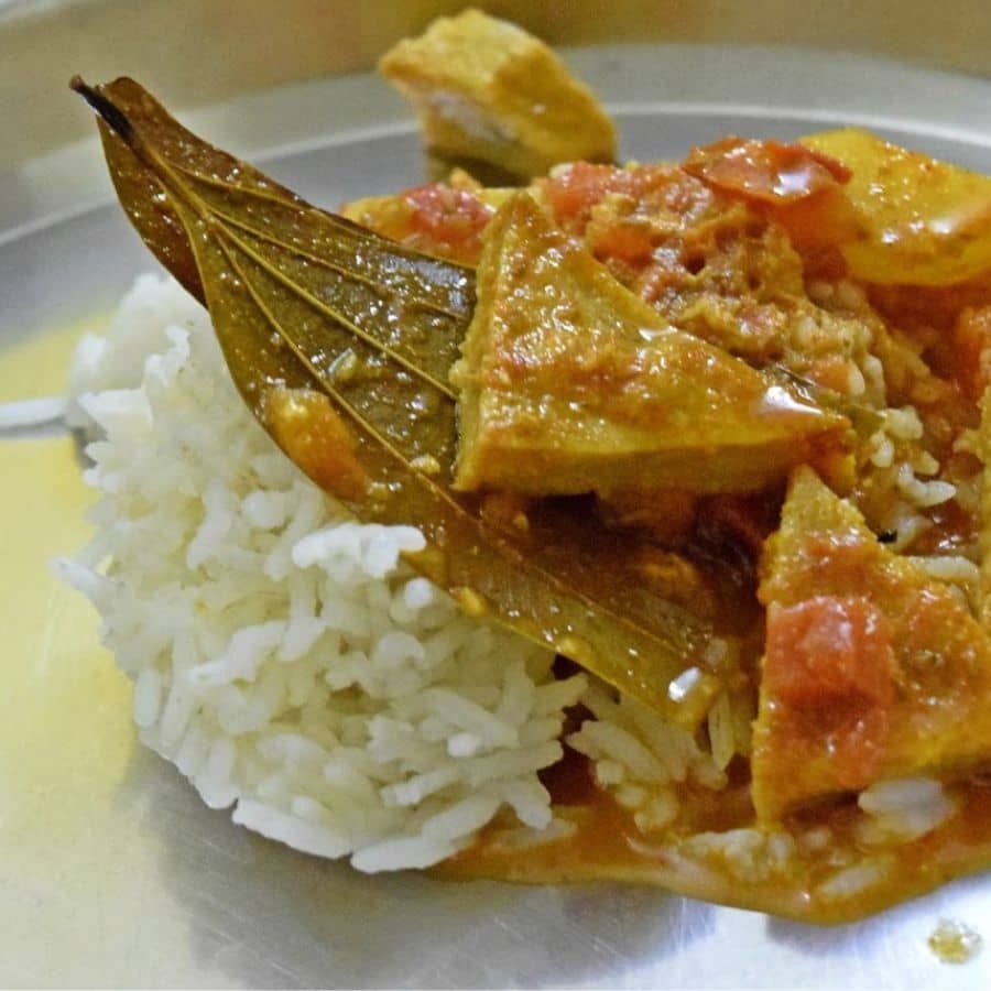 ১০। গরম গরম ভাতের সঙ্গে পরিবেশন করুন। ( এই প্রতিবেদনটি ‘আনন্দ উৎসব’ ফিচারের একটি অংশ। )  