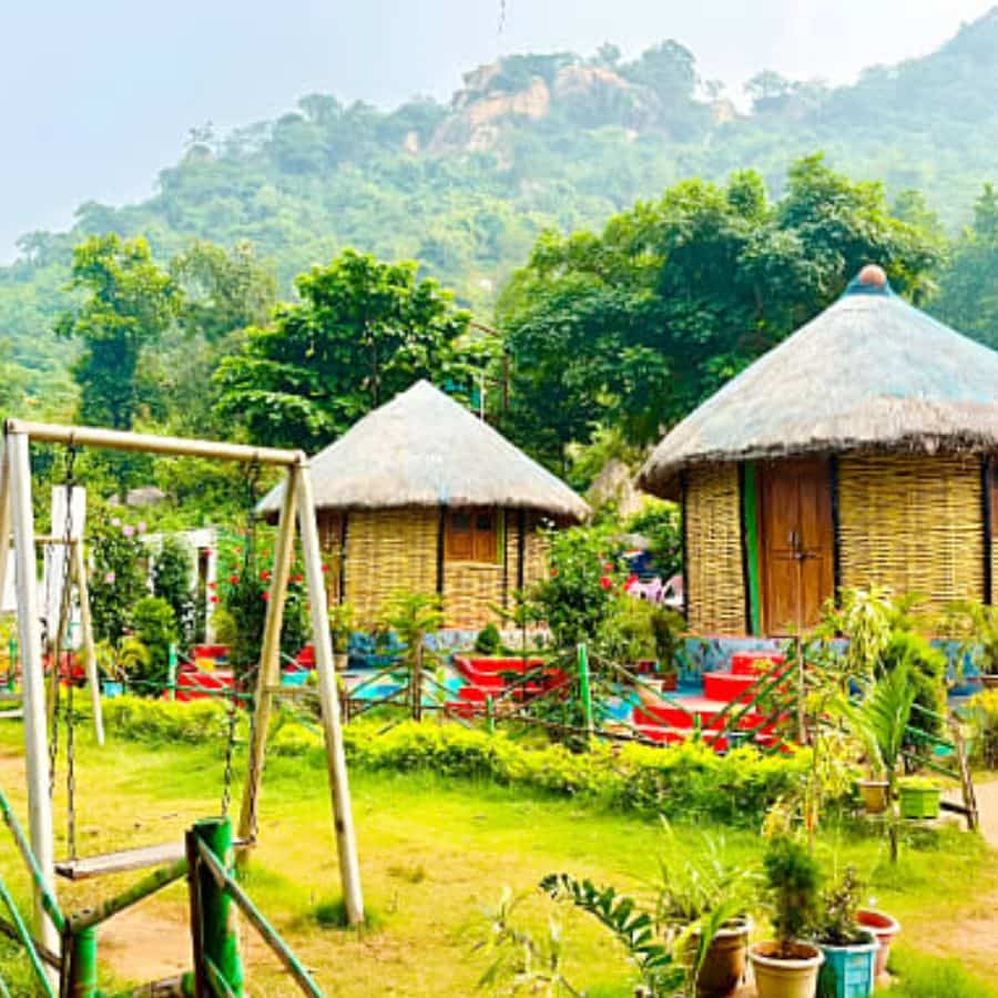 সড়কপথে: সড়কপথে কলকাতা থেকে বাংরিপোসি যাওয়া খুবই সুবিধাজনক। কলকাতা থেকে প্রায় ২২০ কিলোমিটার দূরত্বে এই জায়গাটিতে পৌঁছতে ৪-৫ ঘণ্টা সময় লাগে। বালেশ্বর হয়ে জাতীয় সড়ক ৬ (NH-6) ধরে গেলে সহজেই সেখানে পৌঁছে যাবেন।  কোথায় থাকবেন? বাংরিপোসি একটি ছোট পাহাড়ি অঞ্চল হওয়ায় এখানে থাকার জন্য খুব বেশি বিলাসবহুল হোটেল নেই। তবে কিছু ভাল মানের রিসর্ট এবং হোমস্টে আছে।