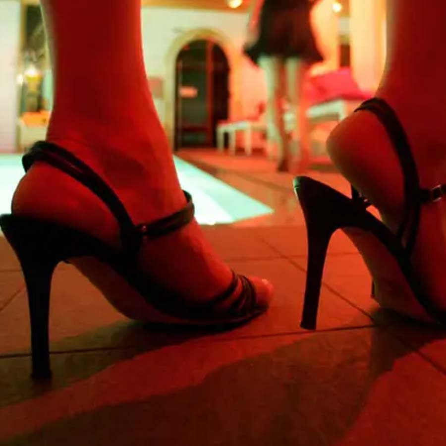 3 held by Murshidabad Police from hotel in Lalbagh for alleged illegal works dgtld