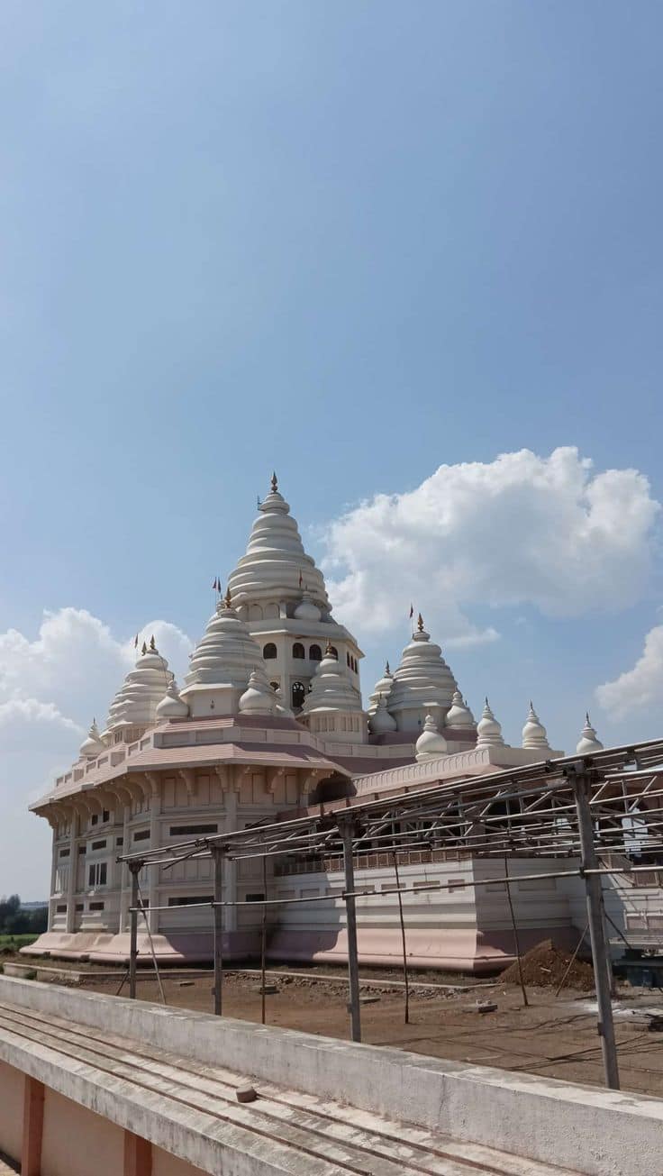 দেওকুণ্ড: বাংরিপোসি থেকে দেওকুণ্ডের দূরত্ব প্রায় ৩০ কিলোমিটার। এখানে একটি পুরনো মন্দির আছে এবং জলপ্রপাতের দৃশ্য খুবই মনোরম।
