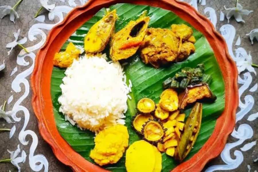 ‘অরন্ধন’ শব্দের অর্থই হল ‘না-রাঁধা’। অর্থাৎ এই দিনে নতুন করে রান্না হয় না। উৎসবের মূল নিয়ম হল আগের দিন রান্না করে রাখা খাবার খাওয়া। ভাদ্র মাসে রেঁধে আশ্বিনে খাওয়া, এই রীতি থেকেই উৎসবের নাম ‘অরন্ধন’।