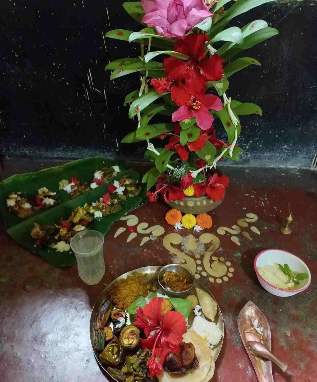 ২) অন্নপূর্ণা বা গৃহদেবীর আরাধনা - এই পূজোতে মা অন্নপূর্ণা, মা মনসা বা গৃহদেবীকে সন্তুষ্ট করার প্রথা আছে। বিশ্বাস করা হয়, দেবীকে ভোগ দিলে সংসারে অন্নাভাব দূর হয়, পরিবারে শান্তি ও সমৃদ্ধি আসে।