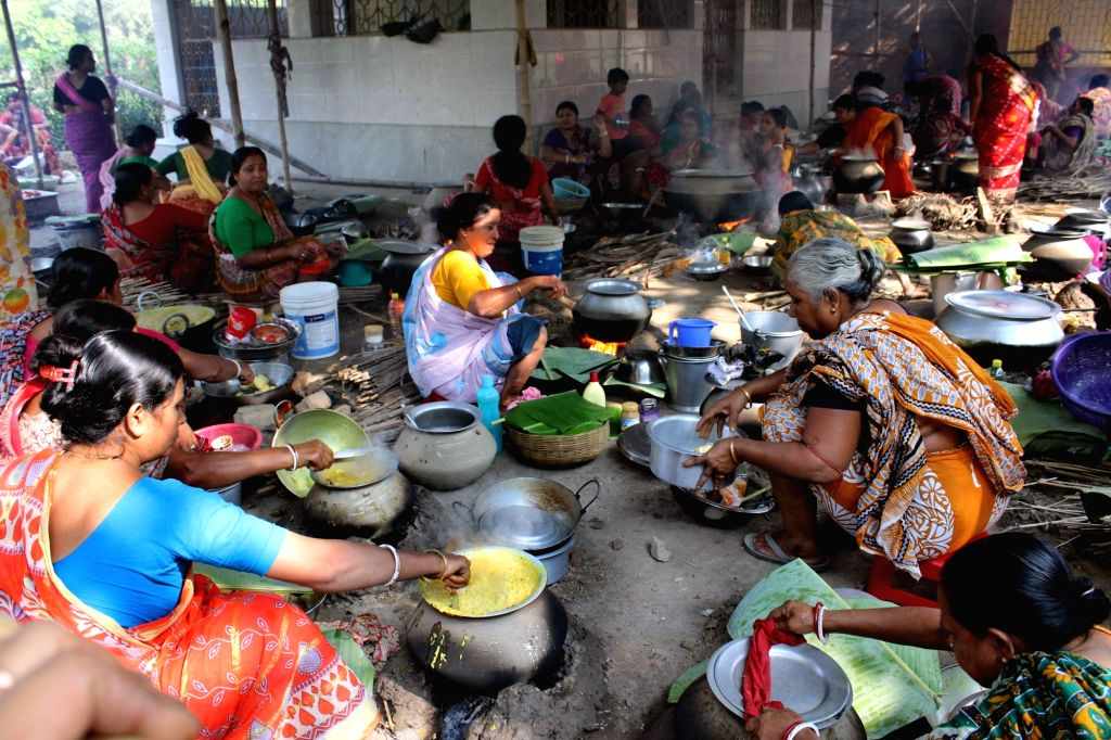 ৩) পরিবার ও সমাজের মিলন - রান্না পুজোতে বিভিন্ন রকম রান্না হয় এবং তা সবাই মিলে ভাগ করে খাওয়া হয়। ফলে গ্রামে-গঞ্জে এক ধরনের মিলন উৎসবের পরিবেশ তৈরি হয়।