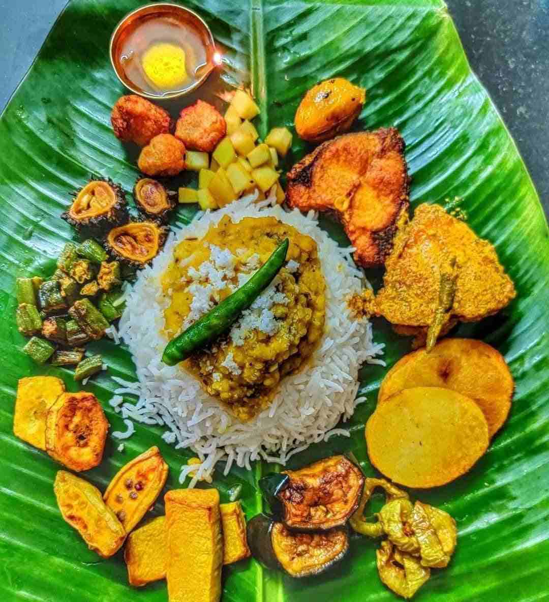 অরন্ধনকে অনেক জায়গায় মনসা পুজোর অবিচ্ছেদ্য অংশ বলে মনে করা হয়। ভাদ্র সংক্রান্তিতে, অর্থাৎ বিশ্বকর্মা পুজোর আগের রাতে, বিশেষভাবে পালিত হয় এই পার্বণ। এ দিন গৃহস্থ বাড়িতে হেঁশেল পরিষ্কার করে ফণিমনসা বা শালুক গাছের ডাল দিয়ে সাজানো হয় মনসার ঘট, আর দেবীর পূজা করা হয় নির্দিষ্ট নিয়মে।