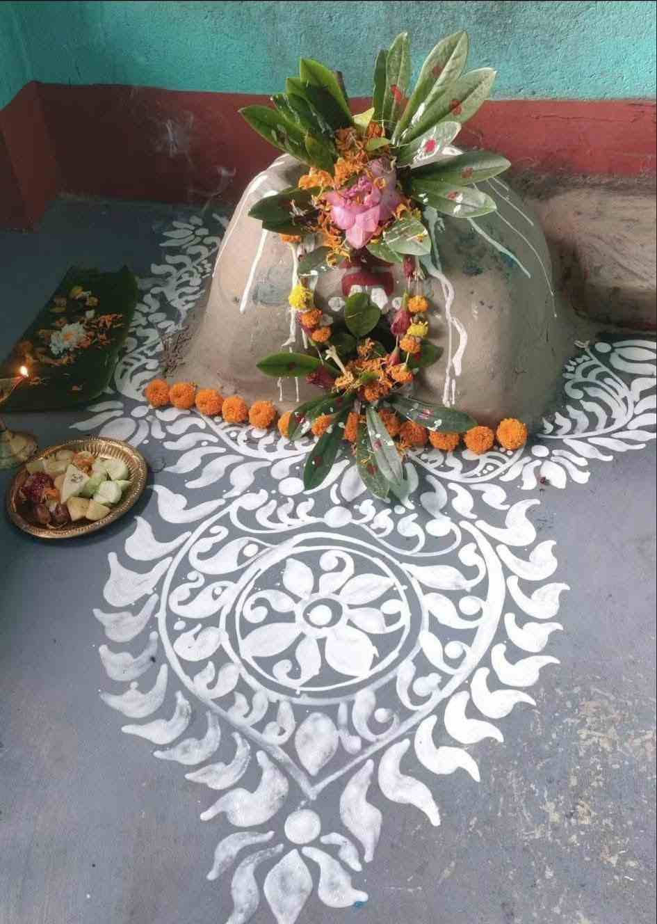 ১) ঋতু পরিবর্তনের সঙ্গে সম্পর্কিত - রান্নাপুজো সাধারণত ভাদ্র মাসে (ভাদ্র সংক্রান্তি বা রান্না পুজো) পালন করা হয়। এই সময় নতুন ধান বা শস্য মাঠে আসে, আবার বর্ষা শেষে কৃষকদের জীবনে স্বস্তি ফেরে। তাই রান্না পুজো মূলত নতুন ফসল ও প্রকৃতিকে ধন্যবাদ জানানোর এক রীতি।