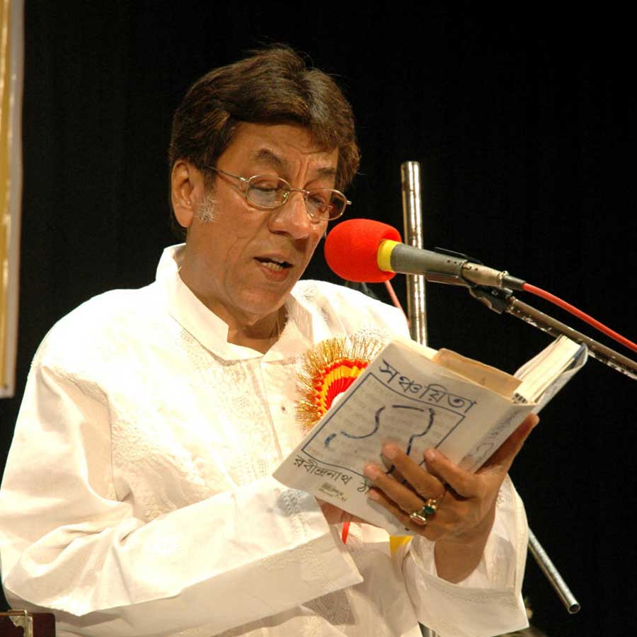 অবসরে বই পড়তে ভালবাসেন বিপ্লব চট্টোপাধ্যায়।