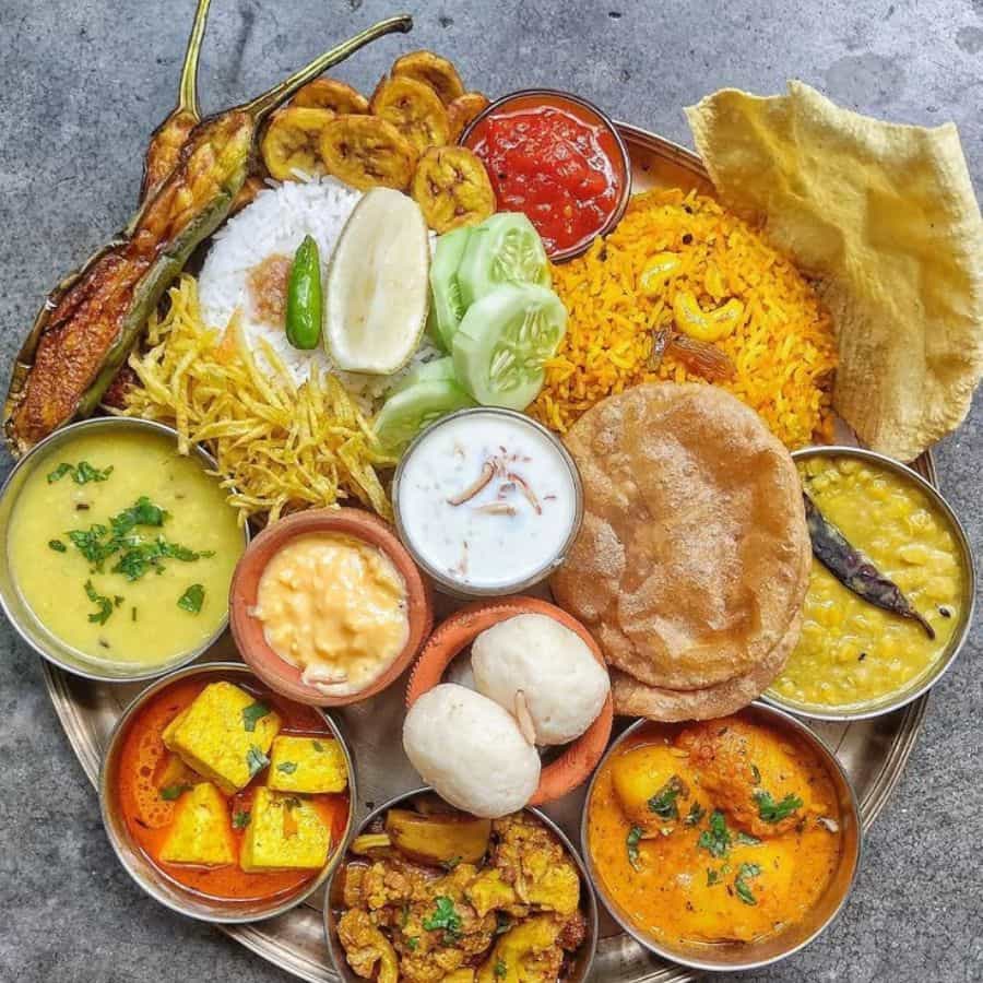  ৪. আমিষ আহার ত্যাগ অনেক পরিবারে পুজোর সময়ে সম্পূর্ণ নিরামিষ আহারের প্রথা রয়েছে। এই বিশ্বাসটি মূলত দেবী দুর্গার প্রতি ভক্তি এবং সম্মানের প্রকাশ। অবাঙালিদের মধ্যেও নবরাত্রির সময়ে অনেকেই নয় দিন নিরামিষ খাবার খান।