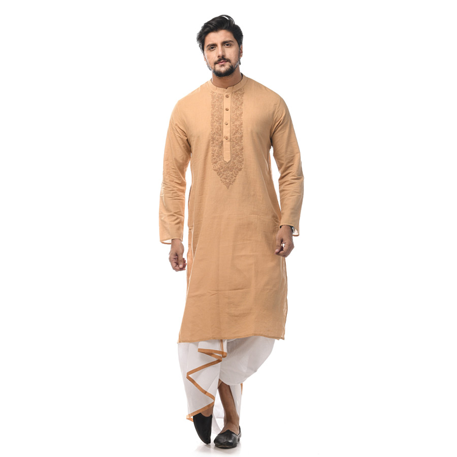 পোশাকে টোন-অন-টোন কাজ পছন্দ? অর্থাৎ, যে রঙের কাপড়, সেই রঙের সুতোর কাজ করা? তা হলে বাংলার নিজস্ব নকশা কাটা পাঞ্জাবি বেছে নিতে পারেন। সাজে থাকবে আভিজাত্যের ছোঁয়া। সঙ্গে হালকা বাদামি রঙের নড়ুন পাড়ের সুতির হাতেবোনা ধুতি সাজে অন্য মাত্রা যোগ করুন। 