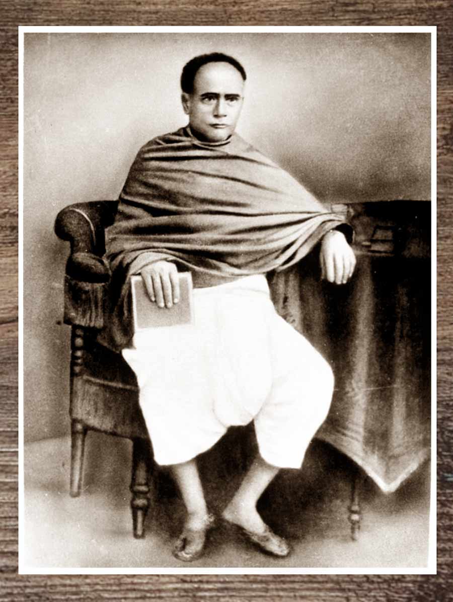 ফ্যাশনও যে নবজাগরণের সূচনা করতে পারে আর পাল্টা প্রতিবাদের অস্ত্র হতে পারে, তা বুঝিয়ে দিয়েছিলেন ঈশ্বরচন্দ্র বিদ্যাসাগর। ছবিতে তাঁর পায়ে সেই বিদ্যাসাগরি চটিজুতো।