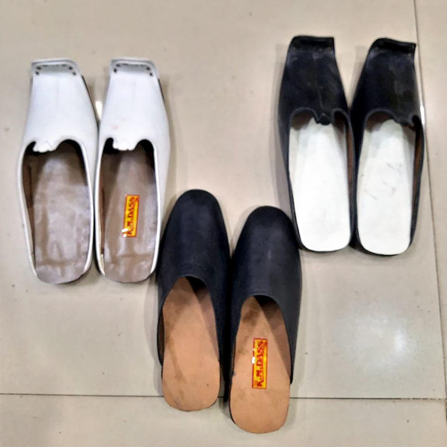 শুঁড়তোলা বিদ্যাসাগরি চটি আর তালতলার আদি চটি (মাঝে)।