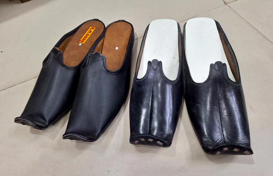 নকল এবং আসল। বাঁ দিকে, রেক্সিন দিয়ে তৈরি এই যুগের বিদ্যাসাগরি চটি জুতো। ডান দিকে আসলটি। যা চামড়া দিয়ে সেলাই করা হত। এ যুগে যা তৈরি করার শিল্পী আর নেই।