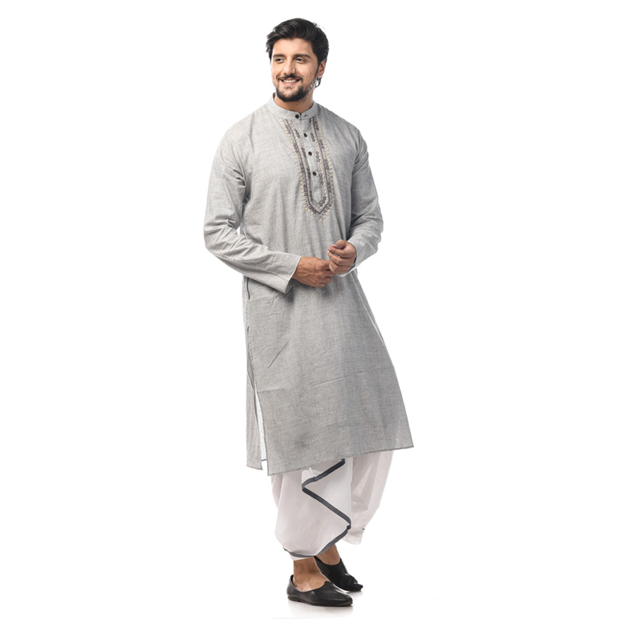 গায়ে ভারী জামা চাপাতেই আতঙ্ক? হালকা সাজেও ভিড়ের মধ্যে স্পটলাইট যেতে পারে আপনার দিকেই। আর তাই এমন ধুতি-কুর্তা বেছে নিতে পারেন। হালকা ছাইরঙা পাঞ্জাবিতে থাকুক নীলের আভা। হাতেবোনা সুতির কাপড়ের উপর সুতো দিয়ে হাতে করা এমব্রয়েডারি। তাঁতির হাতেবোনা সরু পাড় অর্থাৎ নড়ুন পাড়ে কালোর ছোঁয়া থাকুক ধুতিতে। 