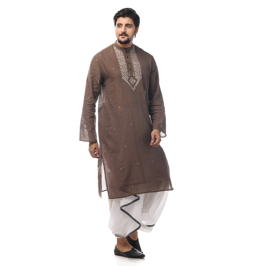 একই রকমের হালকা সাজের জন্য হাতেবোনা সুতির জামদানি খয়েরি পাঞ্জাবি বেছে নিতে পারেন। তার উপর জ্যামিতিক নকশা কাটা। কালো নড়ুন পাড়ের ধুতির সঙ্গেই মানাবে ভাল এমন পাঞ্জাবি। 