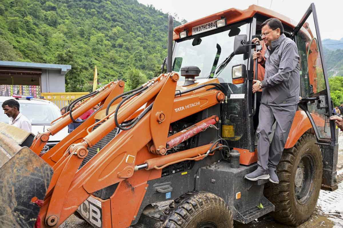 ক্ষতিগ্রস্ত এলাকায় উত্তরাখণ্ডের মুখ্যমন্ত্রী পুষ্কর সিংহ ধামী।
