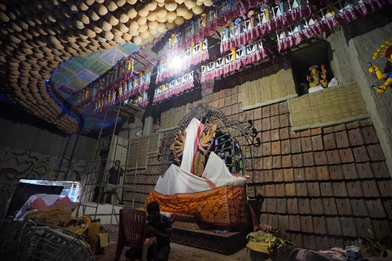 প্রতিমা মূর্তির পেছনে টালি ও বেতের কাজ, সাথে গামছার কাজ যেন বাংলার লোকশিল্পের এক দারুণ উদাহরণ। 