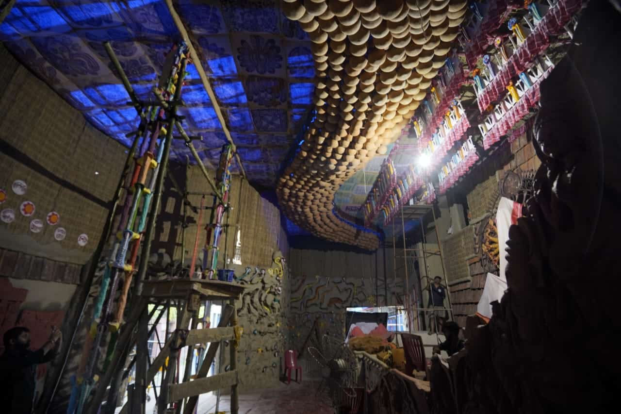 দক্ষিণ কলকাতার অন্যতম আকর্ষণ শিব মন্দির সর্বজনীনের দুর্গোৎসব। এ বার ৮৯ বছরে পা দিল এই পুজো। থিমে ফুটে উঠেছে গ্রাম বাংলার পুরনো কাহিনি। 