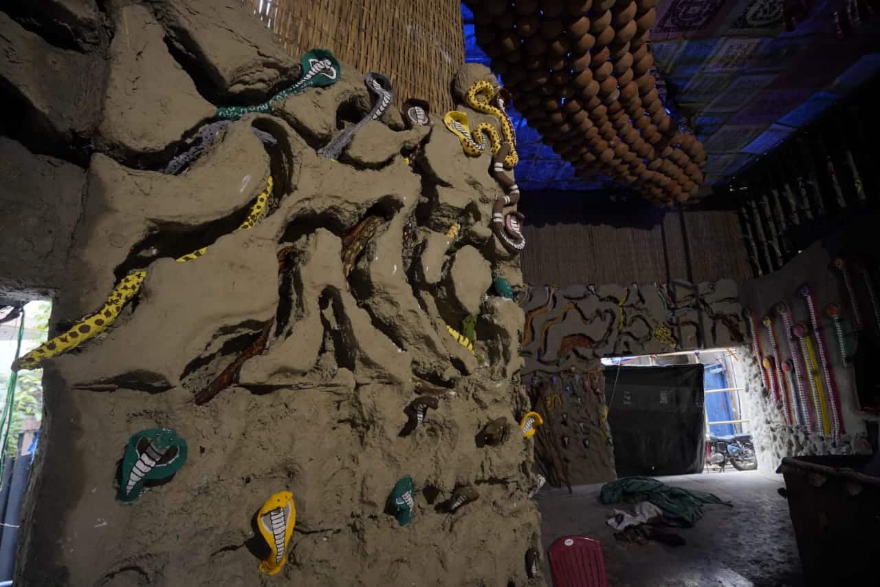 সব থেকে আকর্ষণীয় অংশ হল মণ্ডপের শেষের দিকে তৈরি করা হয়েছে সাপের গহ্বর, যেখান থেকে বেরিয়ে আসছে অজস্র সাপ। 