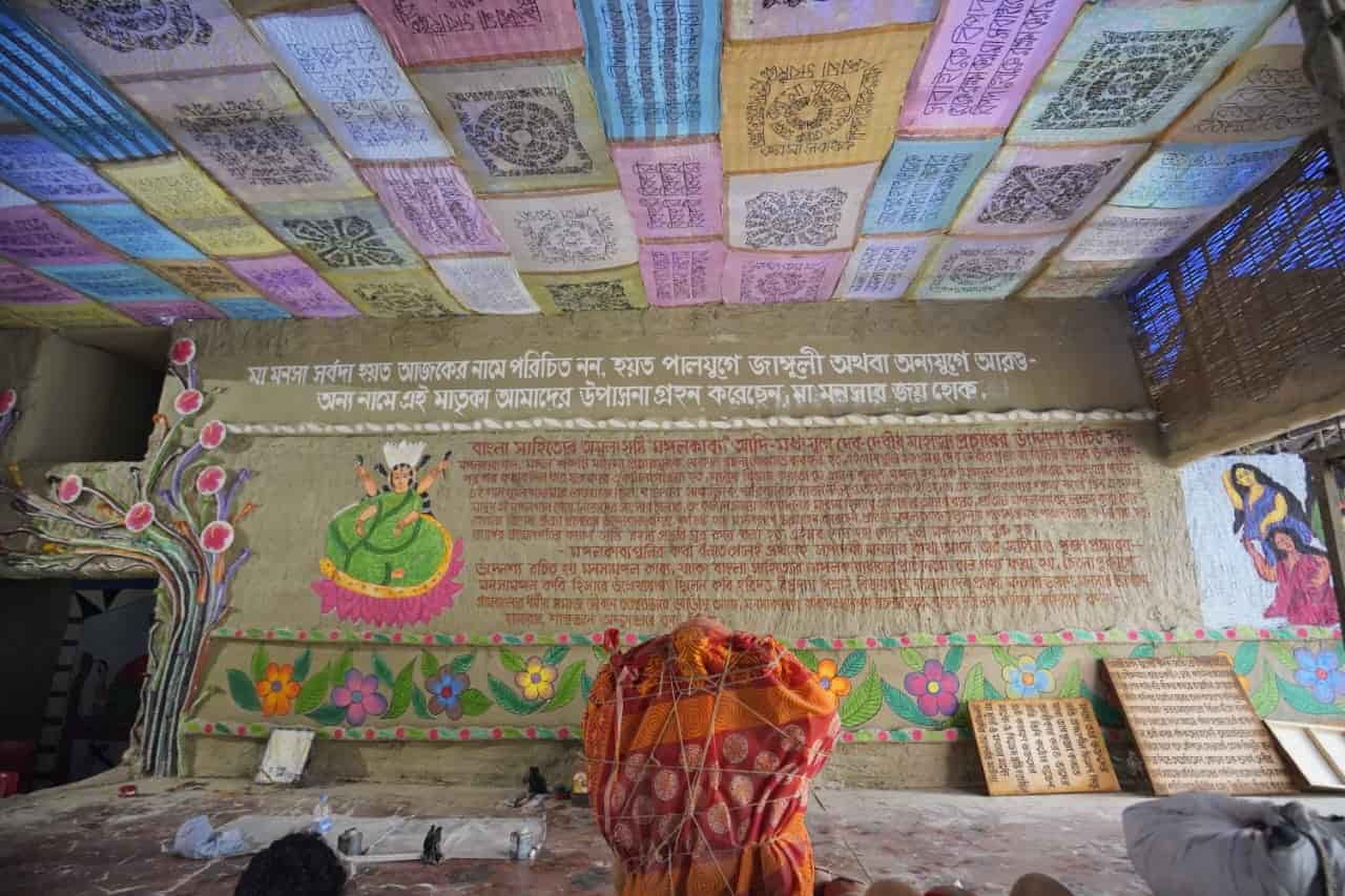 মণ্ডপে প্রবেশ করলেই দর্শকরা দেখতে পাবেন মনসামঙ্গল কাব্যের বিভিন্ন পংক্তি যা গল্পের আকারে পুরো মণ্ডপ জুড়ে বুনন করা হয়েছে। 