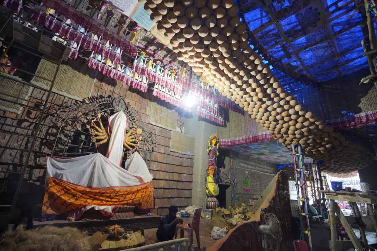 শুধু তাই নয়, মণ্ডপের মূল অংশে দেবী দুর্গা বিরাজমান থাকলেও, মণ্ডপের এক পাশে স্থাপন করা হয়েছে দেবী মনসার একটি সুন্দর প্রতিমা-ও। 