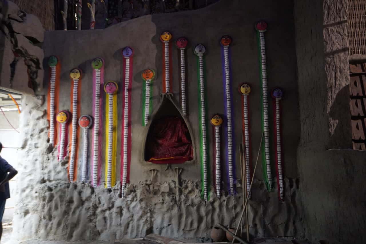 ক্লাবের সাধারণ সম্পাদক পার্থ ঘোষ জানিয়েছেন, এ বারে তাদের ভাবনার নাম 'বিষহরি', মানে যে দেবী বিষ হরণ করেন, সাপের ভয় দূর করেন। মনসামঙ্গল কাব্যের প্রেক্ষাপটে বিষ হরণকারী দেবীর উপাসনাকে জীবন্ত করে তুলছে শিব মন্দিরের মণ্ডপ।