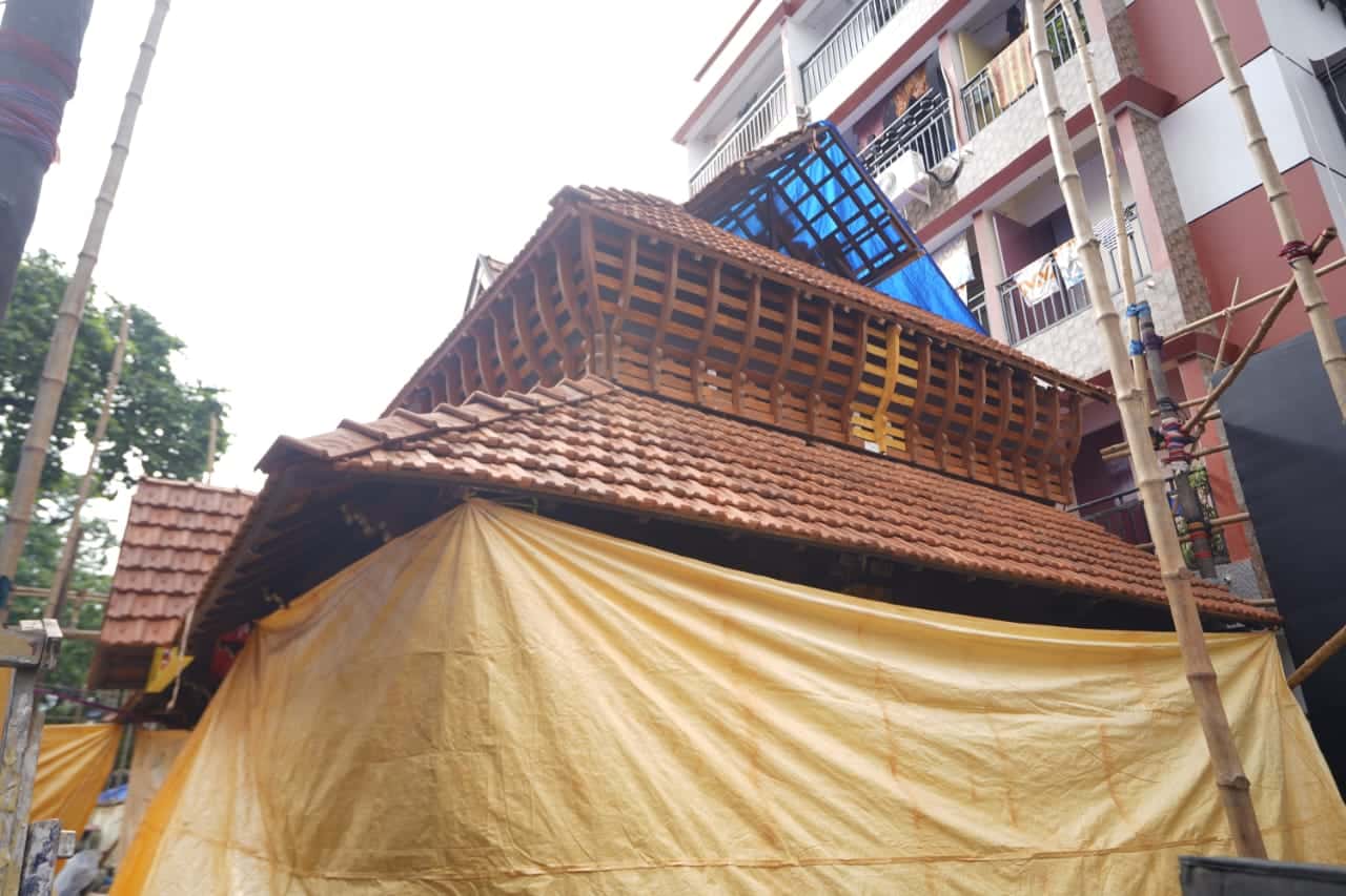 শরৎ-এর আকাশে পেঁজা তুলোর মেঘ। দূরে শোনা যাচ্ছে আগমনীর সুর। শহর জুড়ে খুশির মেজাজ। পুজোর এই সময়ে প্যান্ডেল হপিং-এর পরিকল্পনা শুরু হয়ে গিয়েছে।