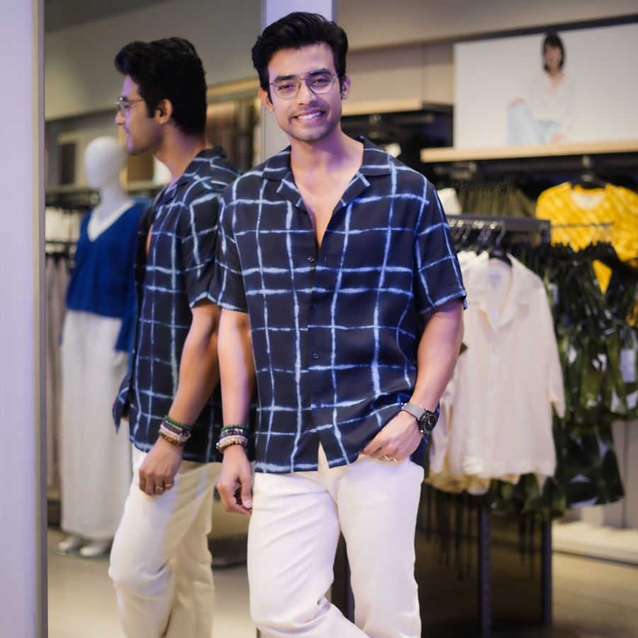 পুজোর কোনও এক দিন সকালে নীল চেক হাফ হাতা শার্টের সঙ্গে সাদা প্যান্ট পরতে পারেন। আজকালকার ভাষায় ‘কুল’ দেখাবে। সঙ্গে পায়ে পরুন সাদা স্নিকার। 