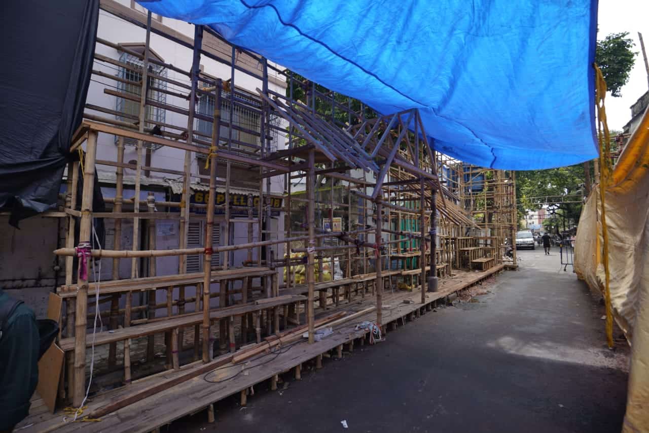 কলকাতার সব পুজো কমিটি এই বিশেষ সময়ের জন্য অপেক্ষা করে থাকে সারা বছর। সেজে ওঠে বিভিন্ন থিমের ছোঁয়ায়। সেই তালিকায় উল্লেখযোগ্য একটি নাম হল দক্ষিণ কলকাতার ৬৬ পল্লী।