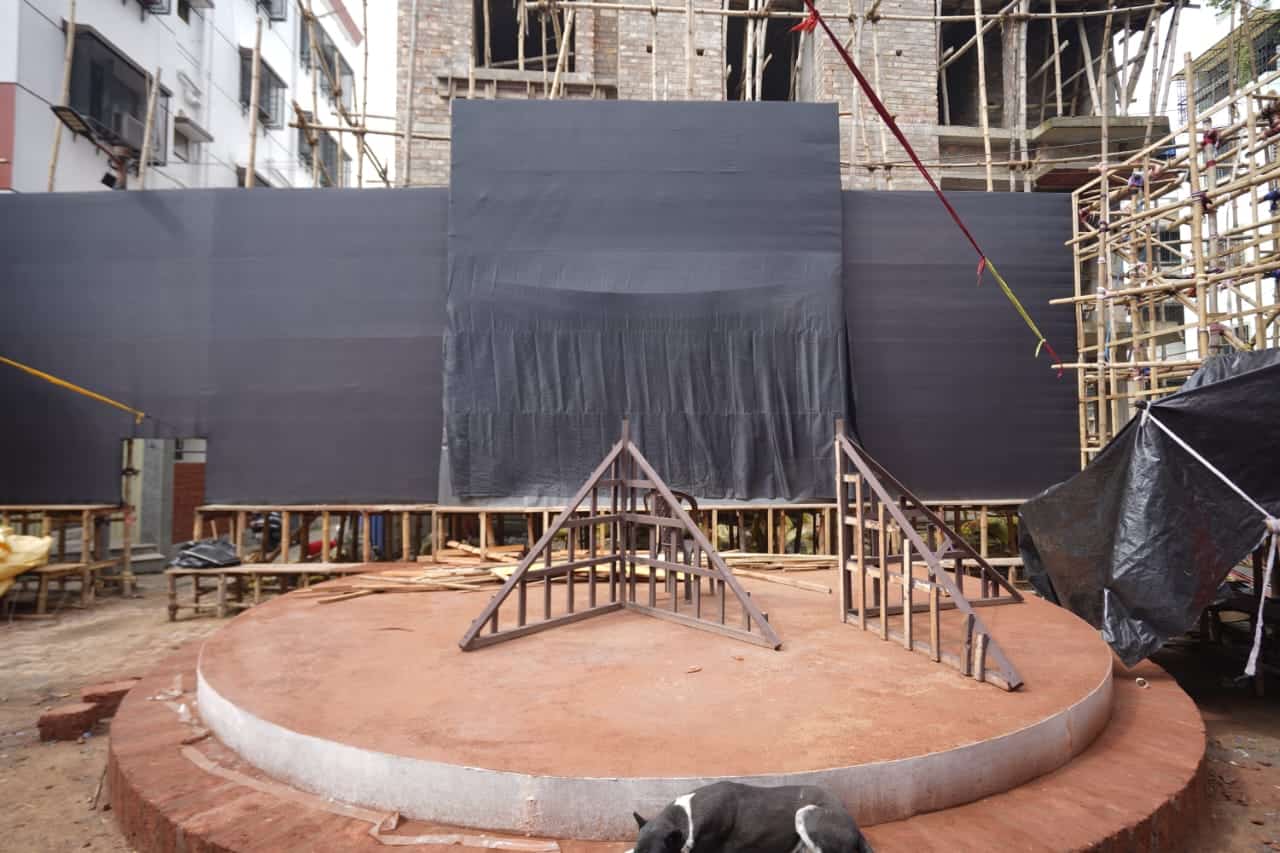 প্রদুম্ন মুখোপাধ্যায়, সাধারণ সম্পাদক জানালেন, শুধু থিম নয়, কেরল থেকে সরাসরি আনা হচ্ছে থেইয়াম শিল্পীদের, যারা পুজোর পুরো সময়টা তাঁদের অসাধারণ লাইভ পারফর্ম্যান্স দেখাবেন। 