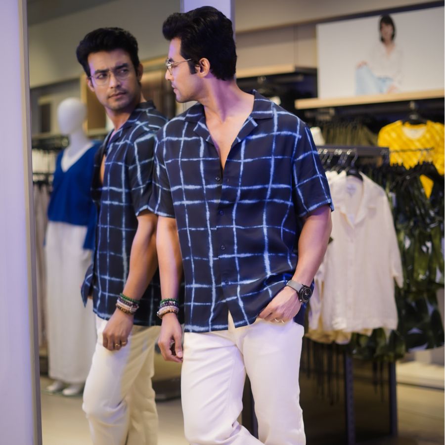 এই লুক যে কেবল সকালে ঠাকুর দেখানোর জন্য আদর্শ লুক সেটাই নয়, এটি একই সঙ্গে অফিস যাওয়ার জন্যও পুজোর সময় আদর্শ লুক হতে পারে। এই সময় অনেকেরই অফিস থাকে, পুজোর মেজাজে ফরম্যাল লুকের এই কম্বো মন্দ হবে না। 