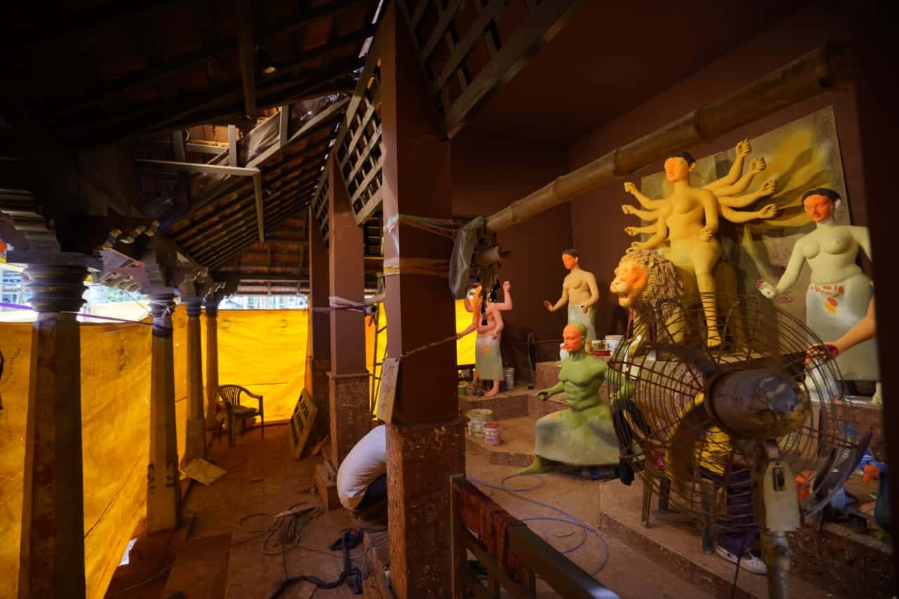 এ বছর এই কমিটির থিম হল ‘শক্তিরূপা – দ্য মিস্টিক ডিভাইন’। ৭৫তম বর্ষে পা দিয়ে তাঁরা এক টুকরো কেরল নিয়ে আসছেন কলকাতার বুকে। সেই ভাবনাকে বাস্তবের রূপ দিচ্ছেন শিল্পী গোপাল পোদ্দার। 