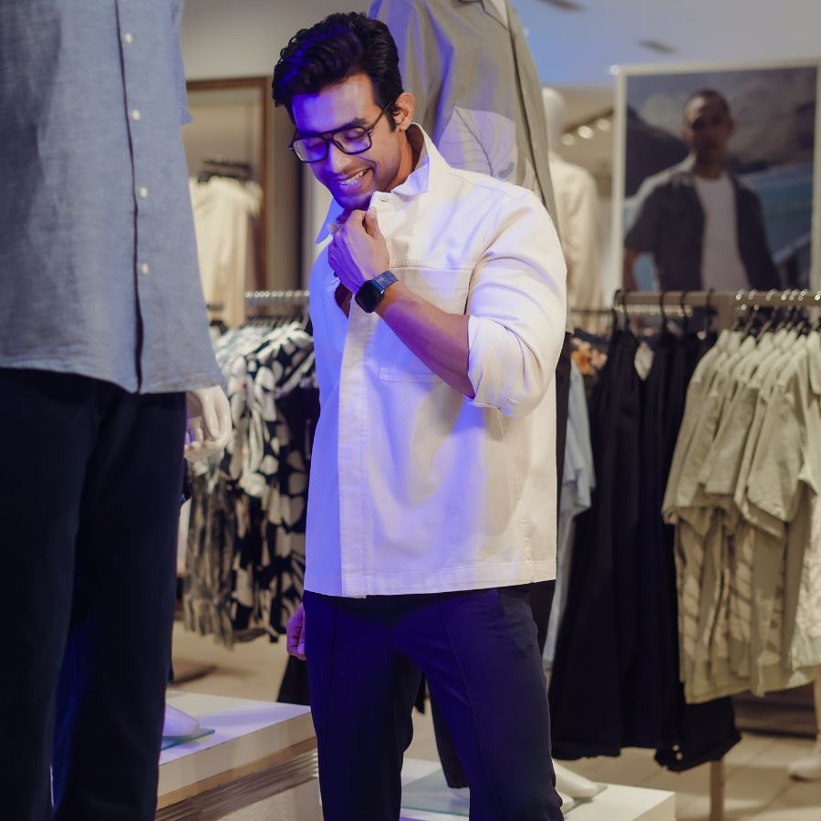 একদম স্নিগ্ধ লুক চান পুজোয়? তাহলে সাদা ছাড়া আর রং সঙ্গী হতে পারে? রণজয়ের মতো এমন একটি লুকে সেজে অষ্টমীর দিন বন্ধুদের সঙ্গে বেরোতেই পারেন। 