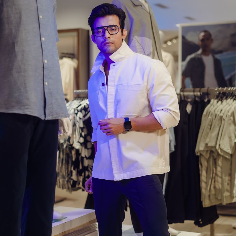 সাদা শার্টের সঙ্গে অভিনেতার মতো নীল প্যান্ট পরতে পারেন। নইলে বেছে নিতে পারেন কোনও জিন্স। 