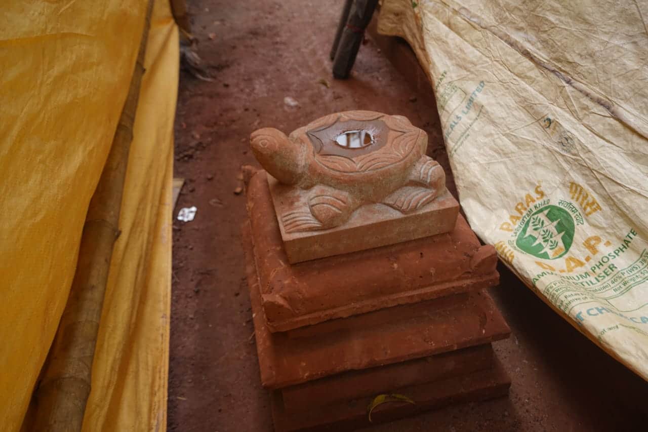 মণ্ডপকে প্রাণবন্ত করে তুলতে মহারাষ্ট্রের রত্নগিরি থেকে আনা হয়েছে বোল্ডার। এ ছাড়া মণ্ডপ সজ্জাতে ব্যবহার করা হয়েছে কেরল থেকে আনা পাথরের পিলার। 