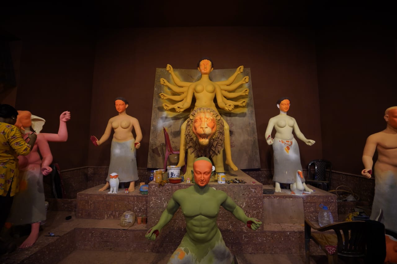 প্রতিমা শিল্পী রাজেশ মণ্ডলের হাতে গড়া দেবী প্রতিমাও এই থিমের সঙ্গে সামঞ্জস্য রেখে তৈরি হচ্ছে।   (এই প্রতিবেদনটি ‘আনন্দ উৎসব’ ফিচারের একটি অংশ)।